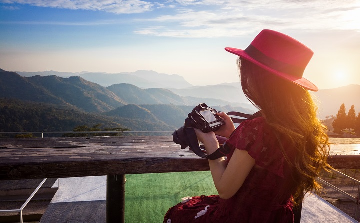 women viewin nature to click photos RVR school of photography